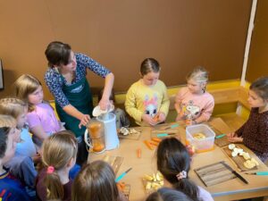 Mehr über den Artikel erfahren VS KALWANG – BÄUERINNENTAG IN DER SCHULE – GESUND GENIESSEN MIT APFEL UND KAROTTE – OKTOBER 2025